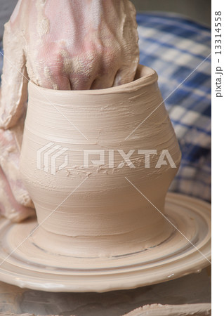 Hands of a potter 13314558