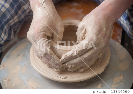 Hands of a potter 13314560