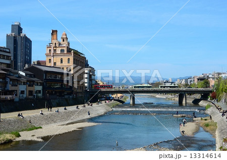 団栗橋からの鴨川と四条大橋 13314614