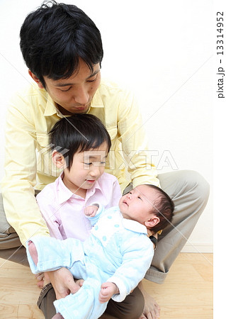 親子(赤ちゃんと子供とパパ) 親子(赤ちゃんと子供とパパ) 13314952