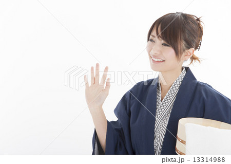 温泉で浴衣をを着た可愛らしい女の子の写真素材