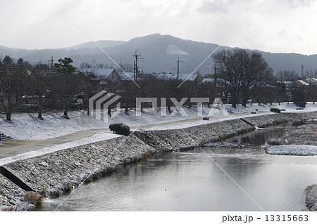 雪の鴨川と大文字 13315663