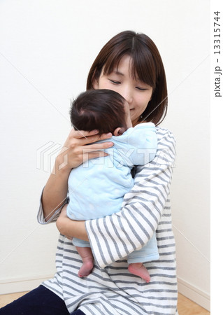 まだ首が座っていない赤ちゃんを抱っこするママ まだ首が座っていない赤ちゃんを抱っこするママ 13315744