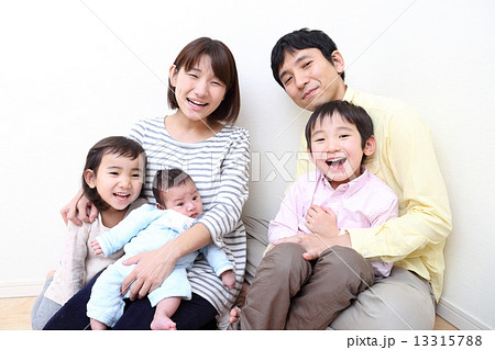5人家族(5才、4才、生後1ヶ月の3人兄弟) 5人家族(5才、4才、生後1ヶ月の3人兄弟) 13315788