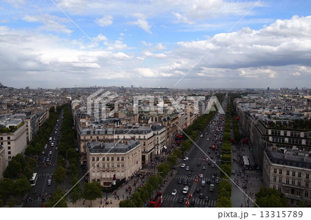 凱旋門から見たシャンゼリゼ通り 13315789