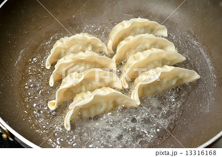 焼き餃子とフライパン。 焼き餃子とフライパン。 13316168