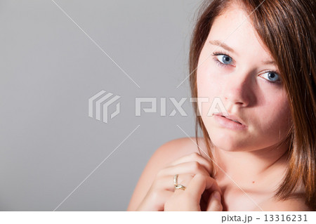 eye contact with a pretty woman 13316231