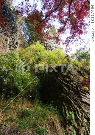 信濃三十三観音霊　場明真山　阿弥陀堂（第十一番札所）幻の滝 13317494