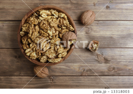 Walnuts in wooden bowl 13318003
