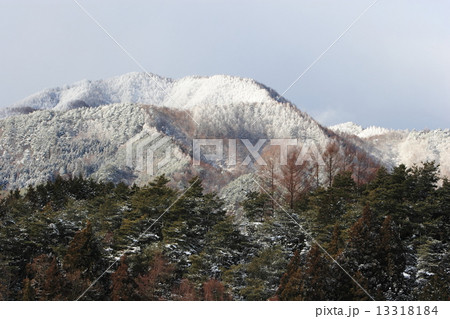 雪化粧した山 雪化粧した山 13318184