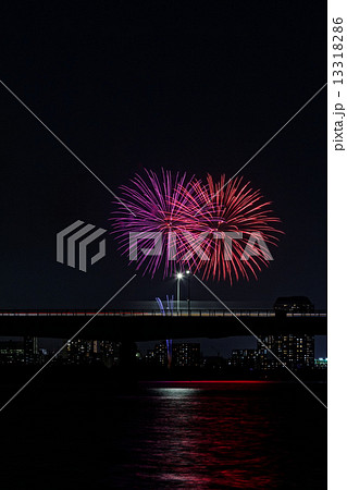 打ち上げ花火と川面に映える景観 13318286