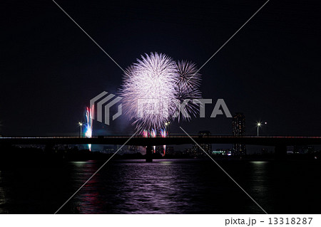 打ち上げ花火と川面に映える景観 打ち上げ花火と川面に映える景観 13318287