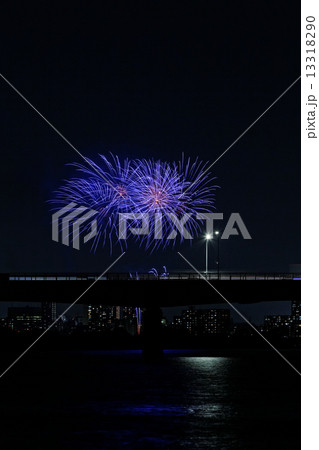 打ち上げ花火と川面に映える景観 打ち上げ花火と川面に映える景観 13318290