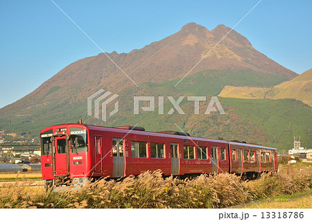 由布岳と赤い列車 13318786