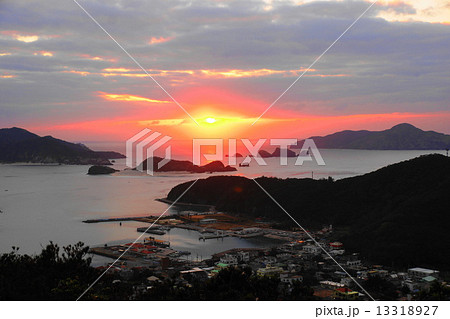 12月沖縄ケラマ諸島・座間味島02夕日の座間味港・高月山展望 13318927