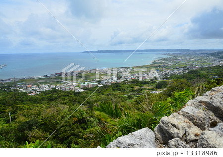 中城城跡から眺めた沖縄の海(沖縄県中頭郡北中城村・中城村) 中城城跡から眺めた沖縄の海(沖縄県中頭郡北中城村・中城村) 13318986