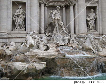 イタリア ローマ トレヴィの泉 ポセイドーン像 イタリア ローマ トレヴィの泉 ポセイドーン像 13319129