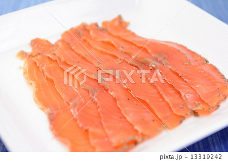 おいしいスモークサーモン おいしいスモークサーモン 13319242