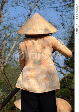 ベトナム　舟をこぐ女性 13320002