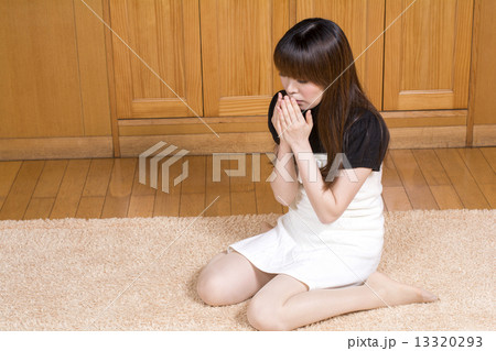 ラグマットの上でくしゃみする女性 13320293