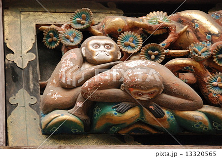 東照宮・神厩舎の欄干にある猿の彫刻「下をのぞく猿」(日光東照宮/栃木県日光市山内) 東照宮・神厩舎の欄干にある猿の彫刻「下をのぞく猿」(日光東照宮/栃木県日光市山内) 13320565