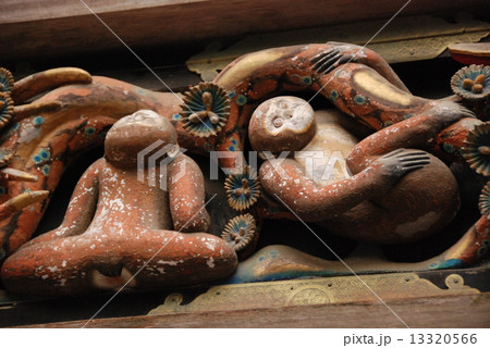 東照宮・神厩舎の欄干にある猿の彫刻「上を見る猿2匹」（日光東照宮