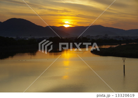 夕暮れの倉敷川下流風景 13320619