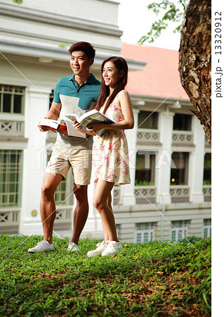 Young, student, lifestyle, education, casual, young couple, youth, pretty, handsome, outdoor, campus 13320912