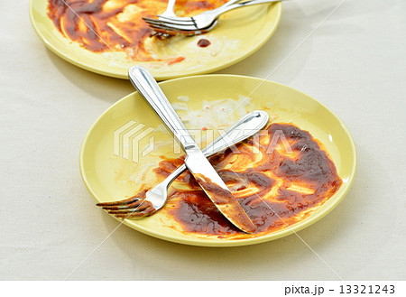 ソースで汚れたお皿のイメージ。 13321243