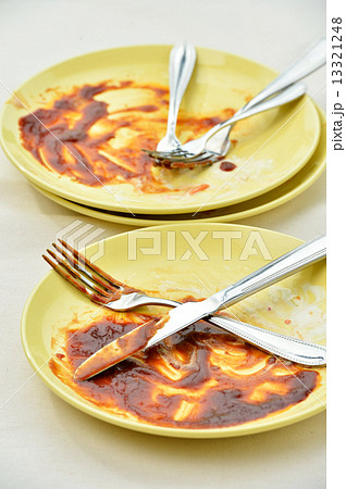 ソースで汚れたお皿のイメージ。 13321248