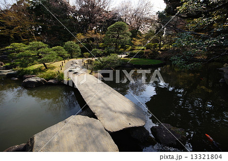旧古河庭園　心字池 ＆ 石橋　国定名勝　（ 東京都 北区 西ヶ原 ） 13321804