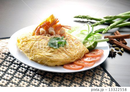 omelet with fried rice 13322558