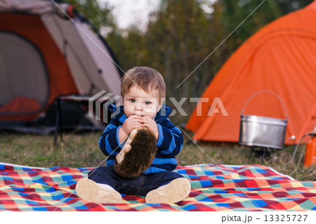 little boy playing 13325727