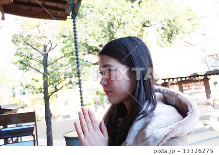 女性 神社 参拝 女性 神社 参拝 13326275