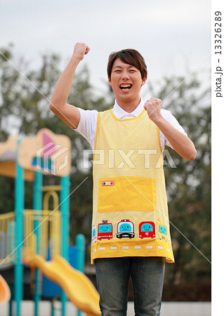 男性1人 (仕事 保育士 エプロン 保父 保育園 児童福祉施設 アスレチック 遊具 公園 託児所) 13326289