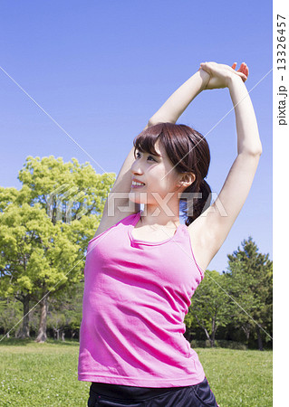 公園でストレッチする若い女性 13326457