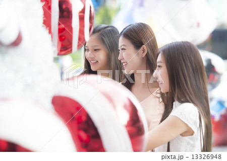 shopping season 13326948