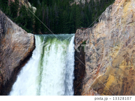 ロウアー滝を眼の前に見る 13328107