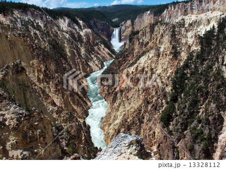 大峡谷を流れるイエローストーンリバー 13328112