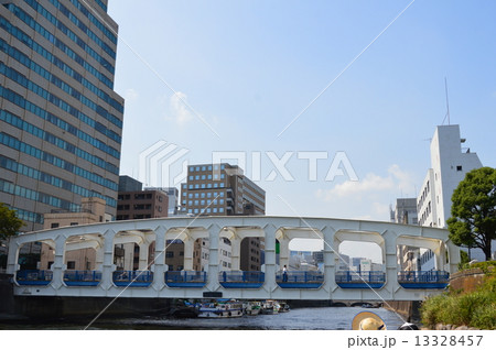 日本橋川の川面から見た「豊海橋」（東京都中央区） 13328457