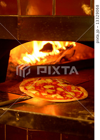 石釜で焼くピザ 石釜で焼くピザ 13329068