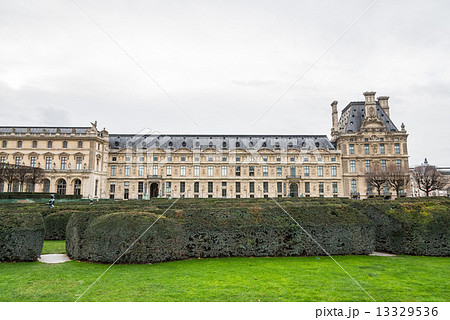 パリ　ルーヴル美術館 13329536