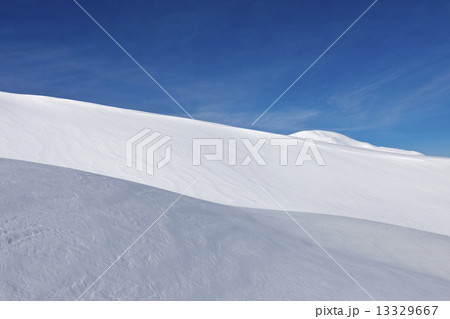 Empty winter landscape with deep blue sky Empty winter landscape with deep blue sky 13329667