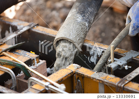 住宅の基礎工事　型枠への生コン打設 13330691