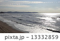 湘南の七里ヶ浜海岸にて大きな波を待つサーファーたち 13332859