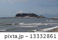 湘南の七里ヶ浜海岸から望む江の島 13332861