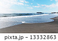 湘南の七里ヶ浜海岸から望む江の島 13332863