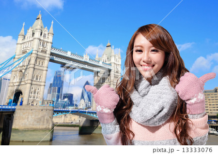 Happy woman travel in london Happy woman travel in london 13333076
