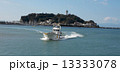 湘南の腰越漁港の防波堤から望む漁船と江の島 13333078