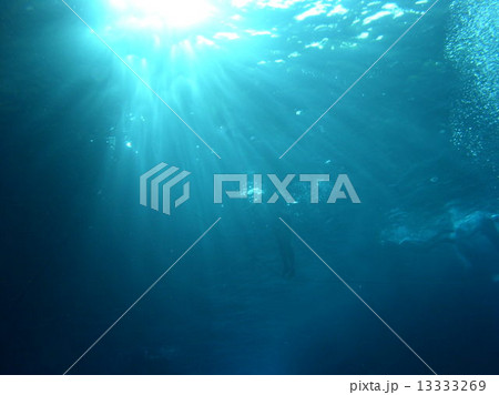 グロットで遊ぶサイパンの子供達 13333269